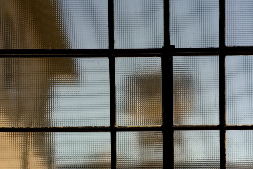 Textured Glass Under Pressure: How Patterned Surfaces Perform in High-Traffic Spaces cover